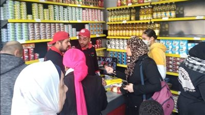 إقبال كبير على منافذ بيع السلع بشارع 9 بالمقطم (صور)