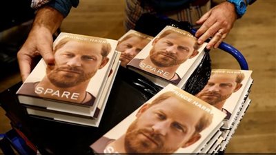 بعد إثارته للجدل، شركة طيران تكذب الأمير هاري في واقعة زوجته