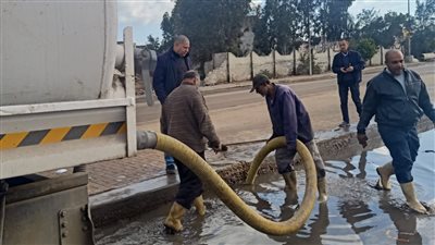 استمرار جهود محافظة البحيرة في شفط مياه الأمطار (صور)