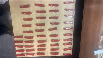 أخبار مطار القاهرة، ضبط راكبين بحوزتهما 45 سلاح أبيض وأقراص مخدرة