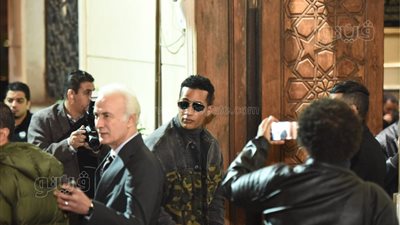 وصول محمد رمضان وزينة إلى عزاء والد ريم البارودي (فيديو وصور) 