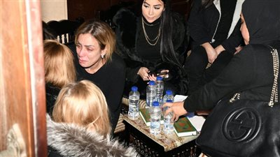دينا فؤاد وإيمان العاصي تقدمان العزاء في والد الفنانة ريم البارودي