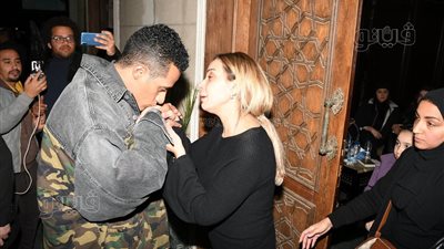 محمد رمضان يواسي ريم البارودي ويقبل يدها في عزاء والدها (صور)