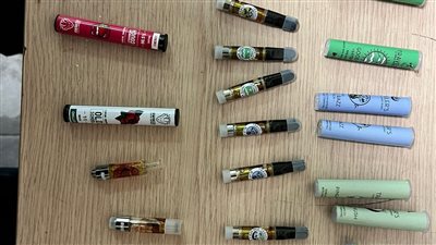 جمارك مطار القاهرة تحبط 4 محاولات لتهريب الأسلحة والمخدرات 