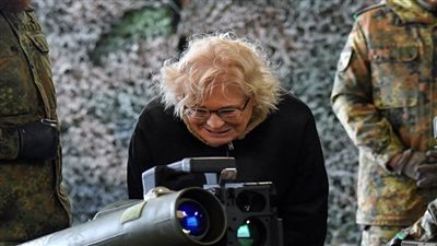 خوذة أوكرانيا ومروحية الابن، أخطاء فادحة تكلف وزيرة دفاع ألمانيا منصبها