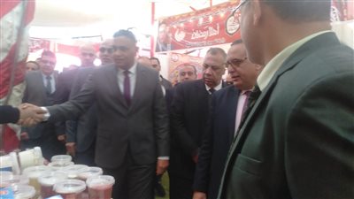 محافظ الدقهلية ورئيس الغرفة التجارية يفتتحان معرض أهلا رمضان (فيديو)