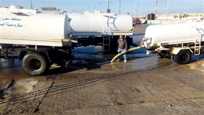 محافظ مطروح يتابع جهود رفع مياه الأمطار من الشوارع (صور)