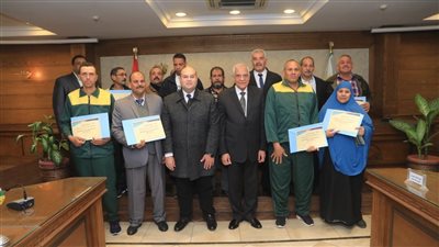محافظ الجيزة يكرم المتميزين من عمال الخدمات المعاونة (صور)