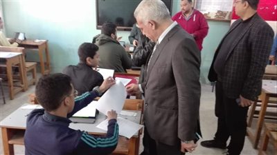 مدير تعليم القاهرة يتفقد امتحانات الصف الثاني الثانوي والشهادة الإعدادية 