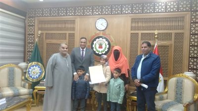 محافظ الدقهلية يكرم الطفلة سندس رمز الأمانة (فيديو)