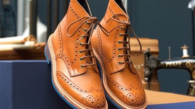 تفسير حلم شراء الحذاء وألوانه فى المنام للعزباء 