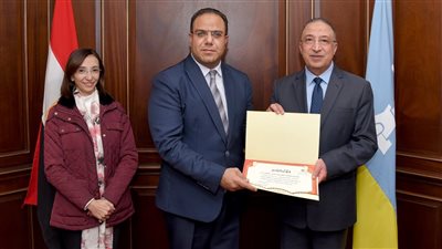 محمد الشريف يكرم القيادات المتميزة بديوان المحافظة