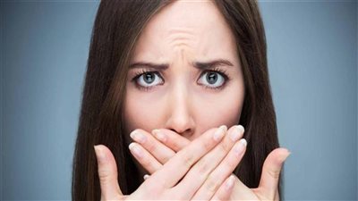أسباب رائحة الفم الكريهة، وكيفية علاجها بطرق بسيطة من المنزل