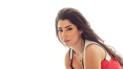 أيتن عامر تروج لأحدث أعمالها الفنية 