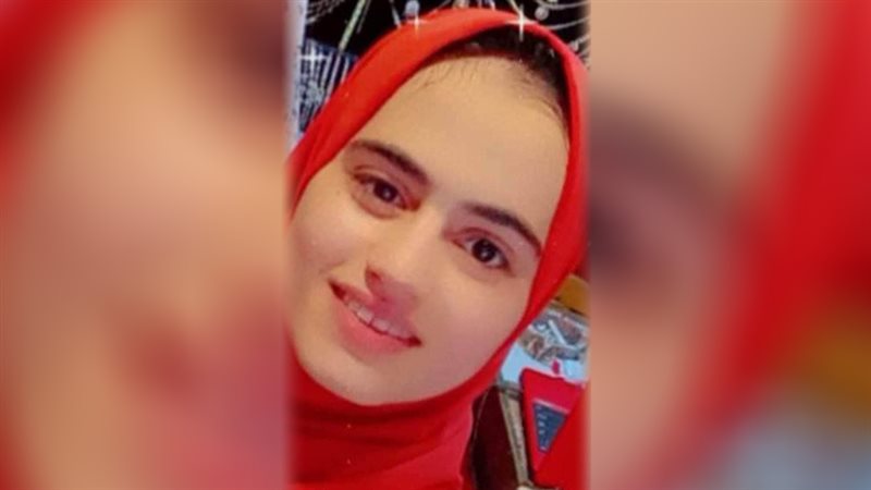 طالبة بكلية طب الاسنان