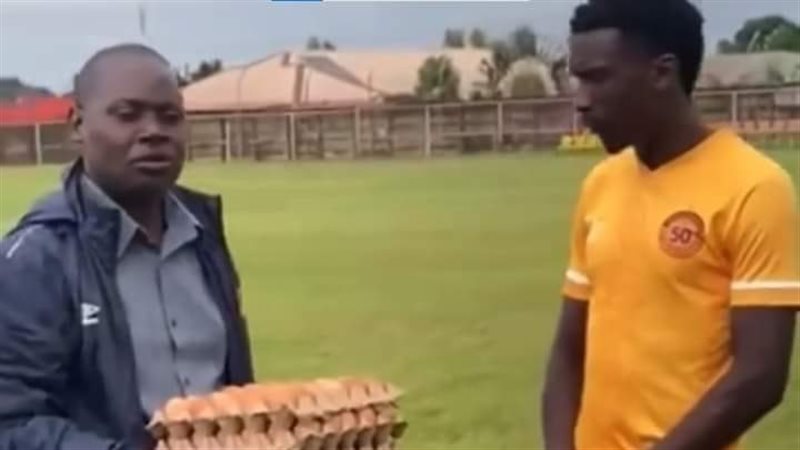 لاعب كرة قدم يحصل
