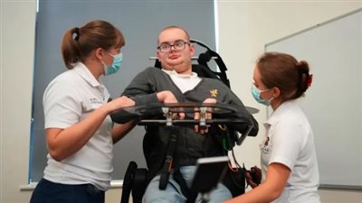 كيف تمكن شاب مصاب بالشلل الدماغي الرباعي من 