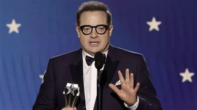  برندان فريزر، يبكي بعد فوزه بجائزة أفضل ممثل في حفل اختيار النقاد (فيديو)