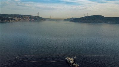 تعليق حركة السفن في مضيق البوسفور بسبب جنوح سفينة شحن (فيديو)