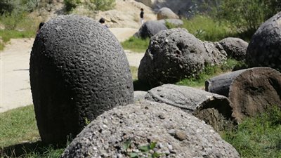 صخور حية في رومانيا تنمو كل ألف عام