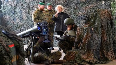 وزيرة الدفاع الألمانية تقدم استقالتها للمستشار أولاف شولتس 