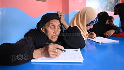 مسنة تتجاوز 87 عاما تخوض امتحان محو الأمية في المنوفية (صور)