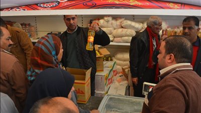 إقبال المواطنين على معارض أهلا رمضان بالقليوبية (صور)