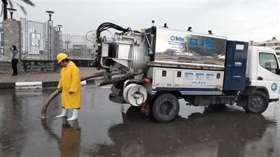 انتشار سيارات شفط مياه الأمطار على المحاور والطرق لمواجهة الطقس السيئ