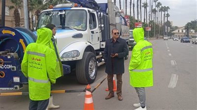 محافظ الجيزة: تمركز معدات وفرق الشفط للتعامل الفوري مع هطول الأمطار (صور)
