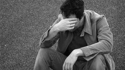 تفسير حلم بكاء الرجل في المنام وعلاقته باستقرار الحياة الأسرية 