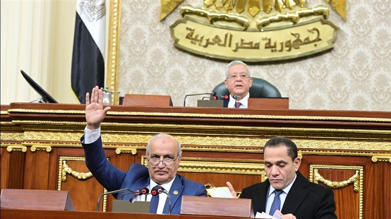 مناقشة اتفاقية تعليمية