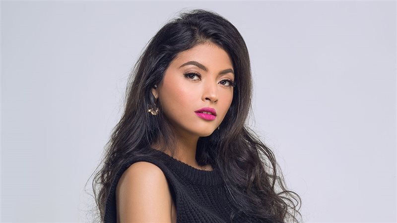 الفنانة مي الغيطي،