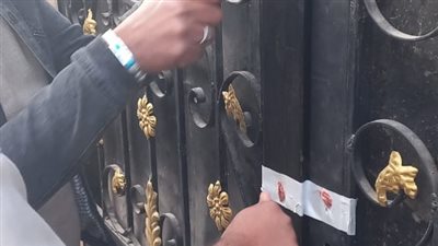 غلق محل تجاري غير مرخص خلال حملة مكبرة بالإسماعيلية