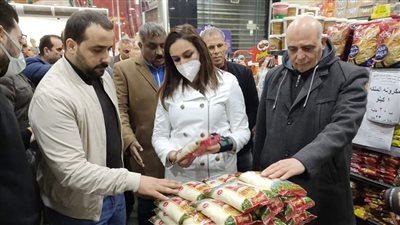 نائب محافظ البحيرة تتابع توفير السلع الغذائية بأسعار مخفضة في إدكو (صور)