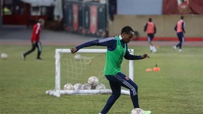 بيرسي تاو يقود هجوم الأهلي أمام الزمالك في مباراة القمة