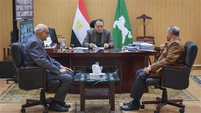  دياب يعرض خطة التأمين الصحي على محافظ الشرقية