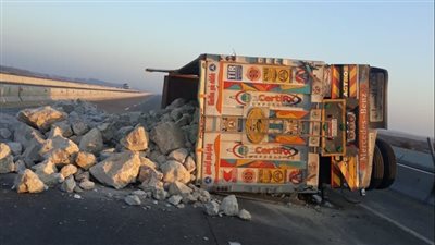 انقلاب سيارة نقل ثقيل على محور 30 يونيو بالإسماعيلية (صور)