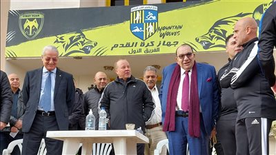 رئيس المقاولون العرب يجتمع مع اللاعبين قبل مواجهة أسوان