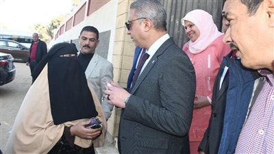 محافظ الفيوم يستجيب لشكوى سيدة أثناء جولته لمتابعة امتحانات الإعدادية 