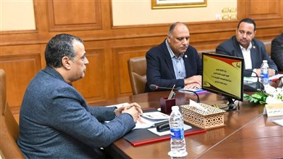 وزير الإنتاج الحربي يتفقد شركة بنها للصناعات الإلكترونية