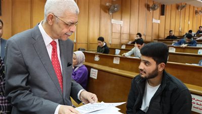 رئيس جامعة المنوفية يتفقد لجان امتحانات الفصل الدراسي الأول