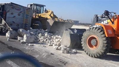  رفع آثار انقلاب سيارة نقل ثقيل بمحور ٣٠ يونيو في الإسماعيلية (صور)