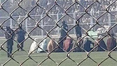 طالبان تجلد 9 رجال داخل ملعب في أفغانستان (فيديو وصور)