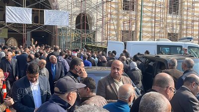 لحظة خروج جثمان وزير الداخلية الأسبق اللواء منصور العيسوى من مسجد السيدة نفيسة بعد صلاة الجنازة