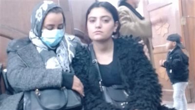 انهيار زوجة وابنة الشاعر ناصر الجيل أثناء تلقي عزائه في مسجد الحجاز بالهرم (صور)