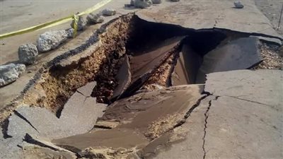 هبوط أرضي بالكويت يثير الغضب، والنشطاء: الطريق مصنوع من ورق (فيديو)