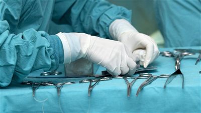 33 ألف دولار تعويضا لمريضة كويتية نسى جراح قطعة شاش داخل جسدها
