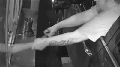 طلب كوب قهوة من أجل ارتكاب جريمة بواشنطن (فيديو)