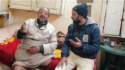 بعد بتر قدميه.. عم علاء يتمنى أن تسبقه للجنة ويطالب بمعاش له في الدنيا (فيديووصور)