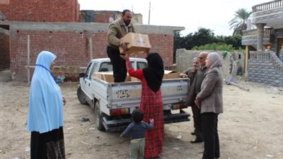 توزيع كراتين مواد غذائية على الأسر الأولى بالرعاية في الإسماعيلية (صور)